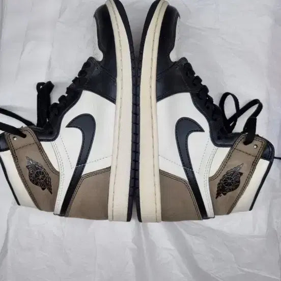 [BUNJANG] Jordan 1 Retro High OG Dark Mocha Sneakers / 조던 1 레트로 하이 OG 다크 모카 260