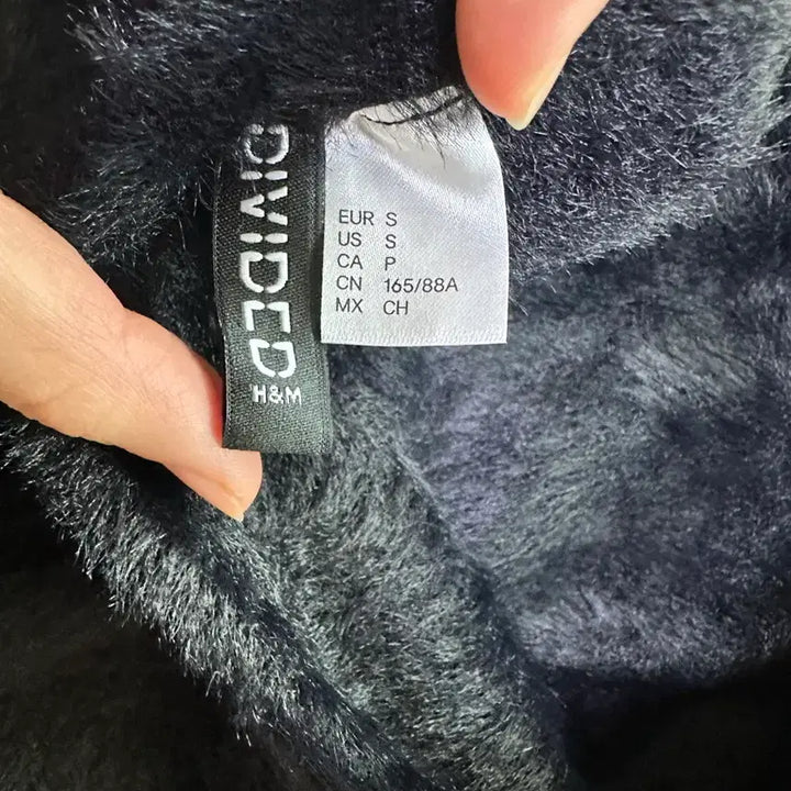 [BUNJANG] H&amp;M Black Faux Fur Off-Shoulder Long Sleeve Knit Top / H&amp;M 블랙 퍼 오프숄더 니트 긴팔 티셔츠