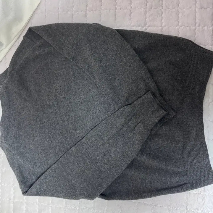 [SOLD OUT] 브라운야드 엑스트라 수퍼파인 울 브이넥 니트 차콜 4