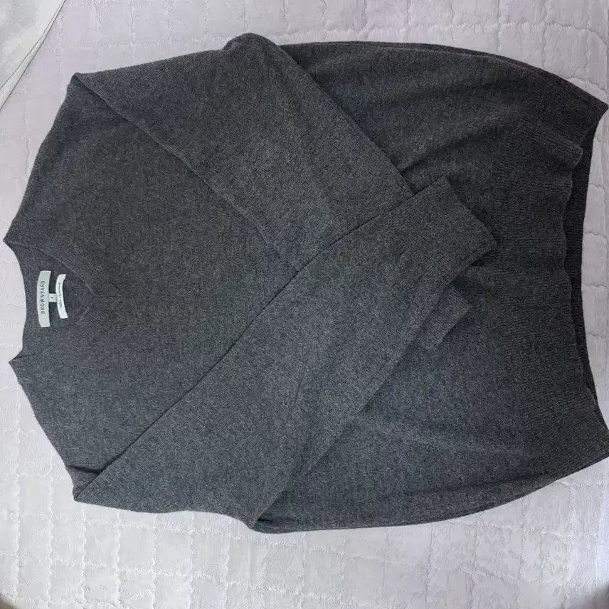 [SOLD OUT] 브라운야드 엑스트라 수퍼파인 울 브이넥 니트 차콜 4