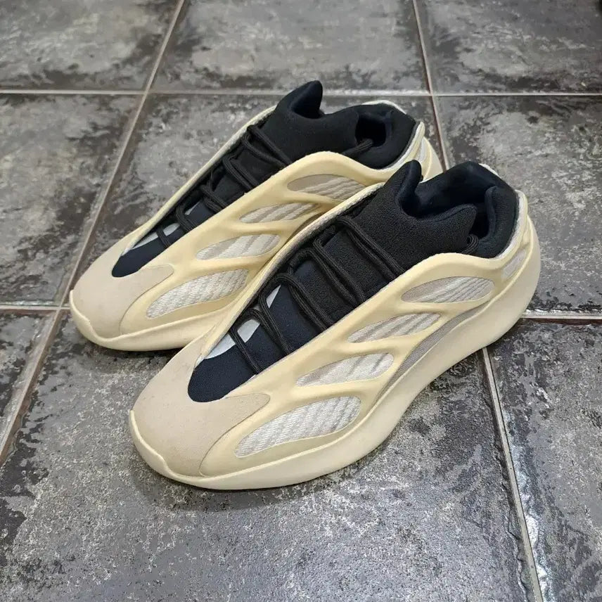 [BUNJANG] Adidas Yeezy Boost 700 V3 Azrael Sneakers / 260) 아디다스 이지 부스트 700 v3 아자엘