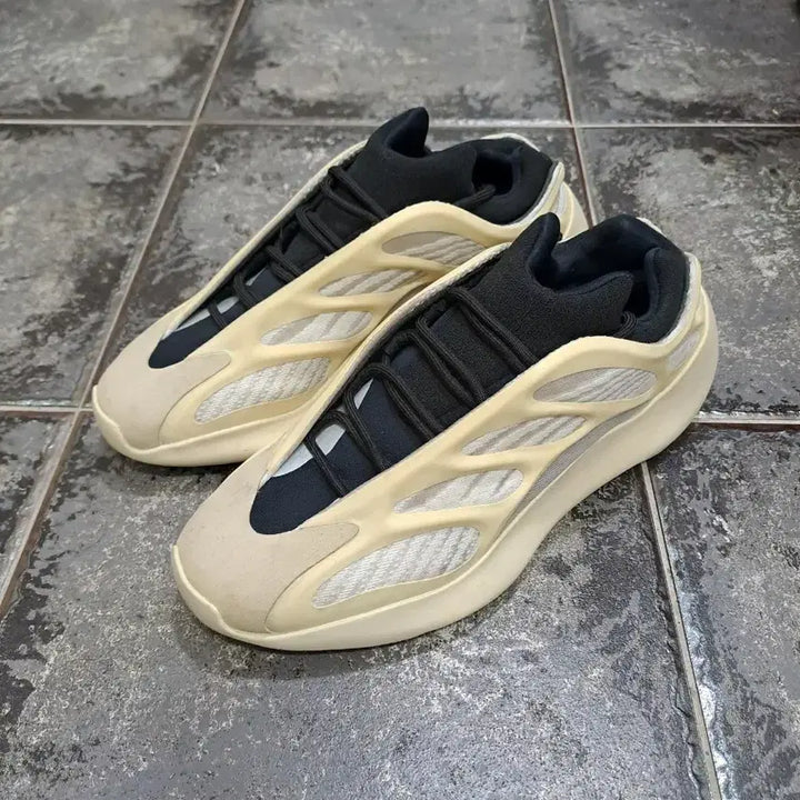 [BUNJANG] Adidas Yeezy Boost 700 V3 Azrael Sneakers / 260) 아디다스 이지 부스트 700 v3 아자엘