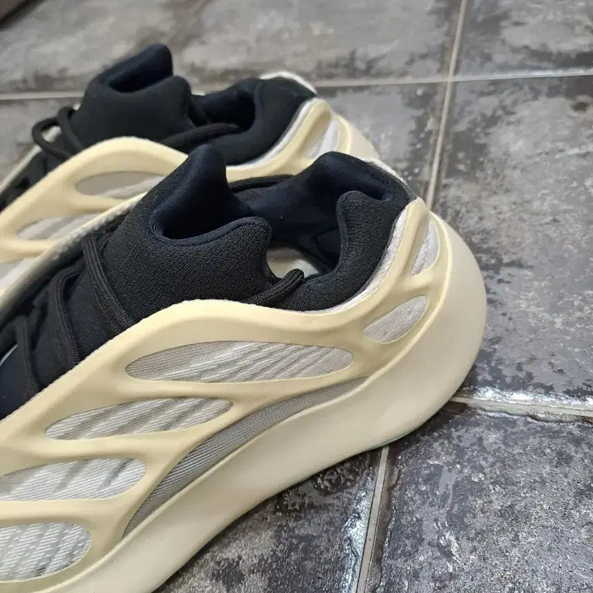 [BUNJANG] Adidas Yeezy Boost 700 V3 Azrael Sneakers / 260) 아디다스 이지 부스트 700 v3 아자엘