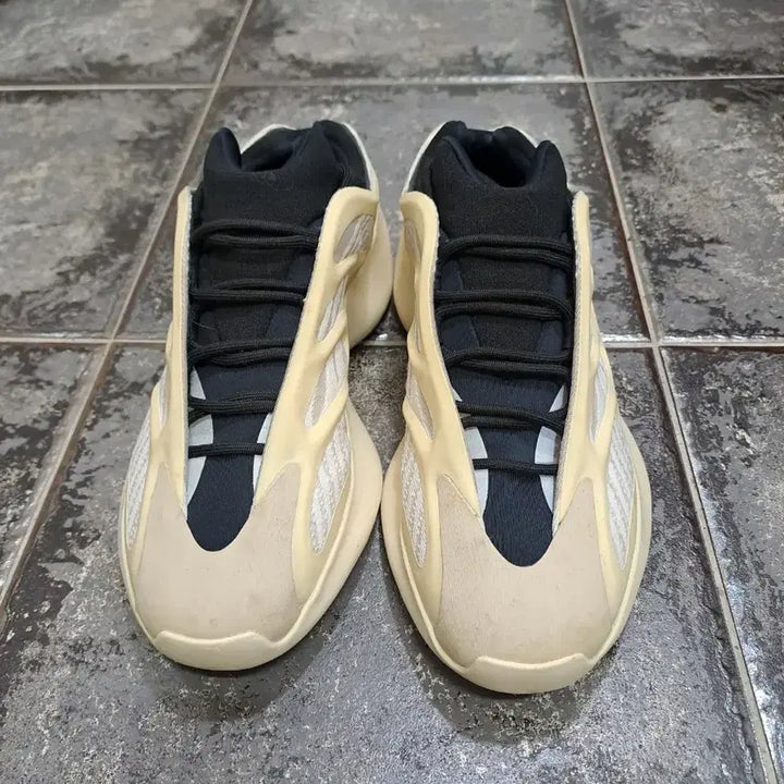 [BUNJANG] Adidas Yeezy Boost 700 V3 Azrael Sneakers / 260) 아디다스 이지 부스트 700 v3 아자엘