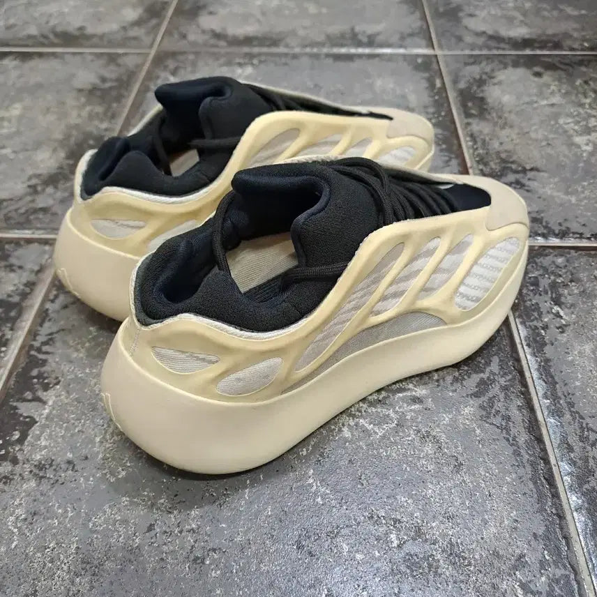 [BUNJANG] Adidas Yeezy Boost 700 V3 Azrael Sneakers / 260) 아디다스 이지 부스트 700 v3 아자엘