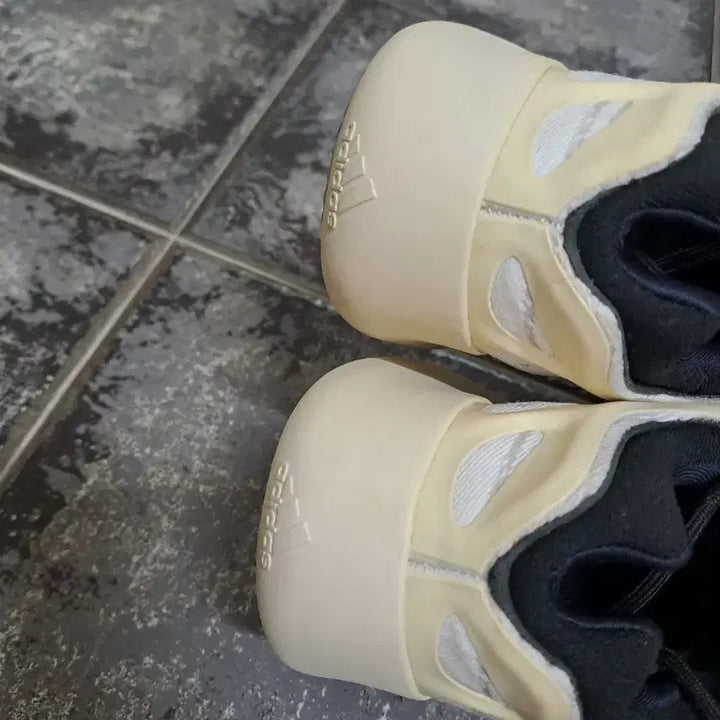 [BUNJANG] Adidas Yeezy Boost 700 V3 Azrael Sneakers / 260) 아디다스 이지 부스트 700 v3 아자엘