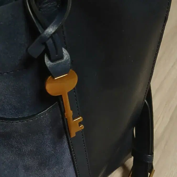 [SOLD OUT] Fossil 파슬 네이비 스웨이드 가방 상태좋음 약간사용