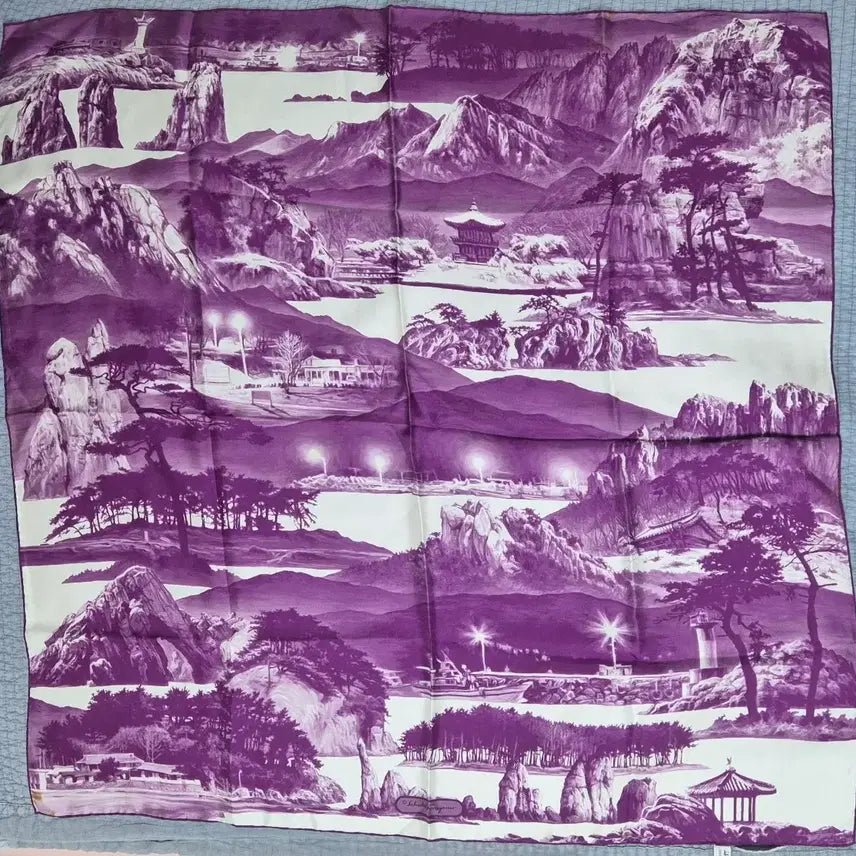 [BUNJANG] Salvatore Ferragamo 100% Silk Collaboration Scarf by Lee Se-hyun / 페라가모 스카프 실크100 이세현작가