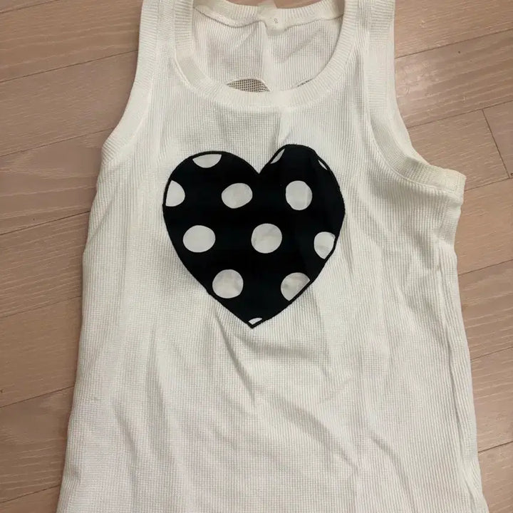 [BUNJANG] Soi White Heart Sleeveless Top / Soi 소이 화이트 하트나시 민소매