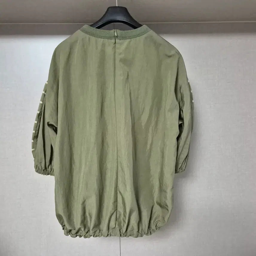 [SOLD OUT] 88-160)닥스 카키 스트라이프 실크혼방 7부소매블라우스