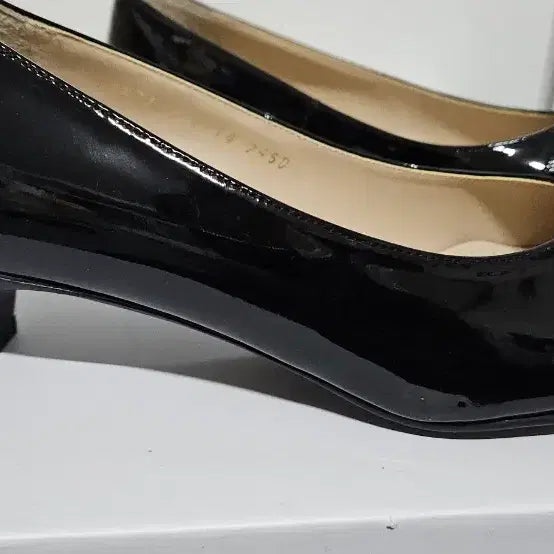 [BUNJANG] XENIA Black Enamel Shoes 245 / XENIA 미착용 제냐 블랙 에나멜 구두245