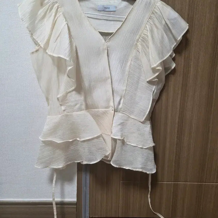 [BUNJANG] TWEE Frill Blouse / 새상품) 트위 프릴 블라우스