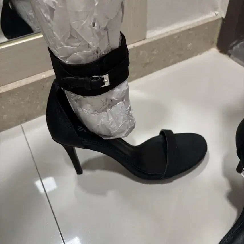 [BUNJANG] ZARA Ankle Strap Heels 240 / 자라 블랙 앵클 스트랩 힐 240