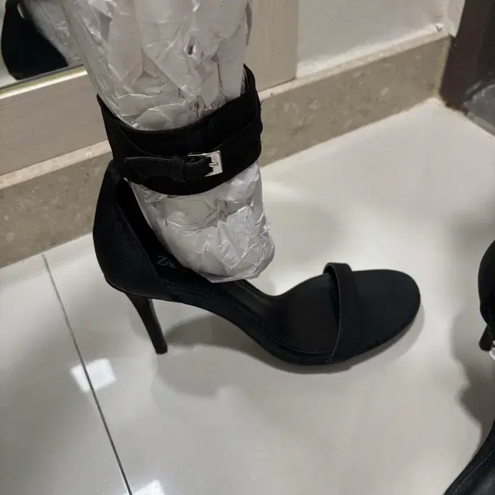 [BUNJANG] ZARA Ankle Strap Heels 240 / 자라 블랙 앵클 스트랩 힐 240