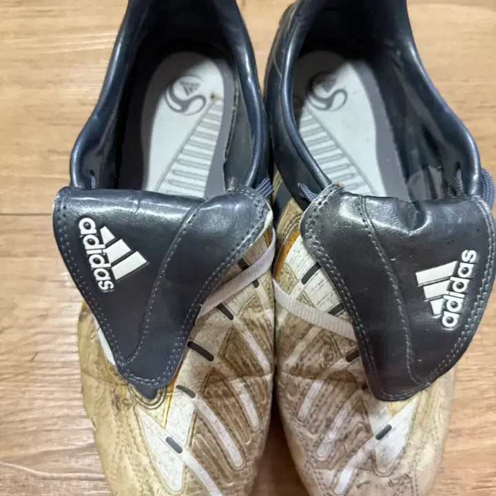 [SOLD OUT] 아디다스 프레데터 트랙시온 축구화 255