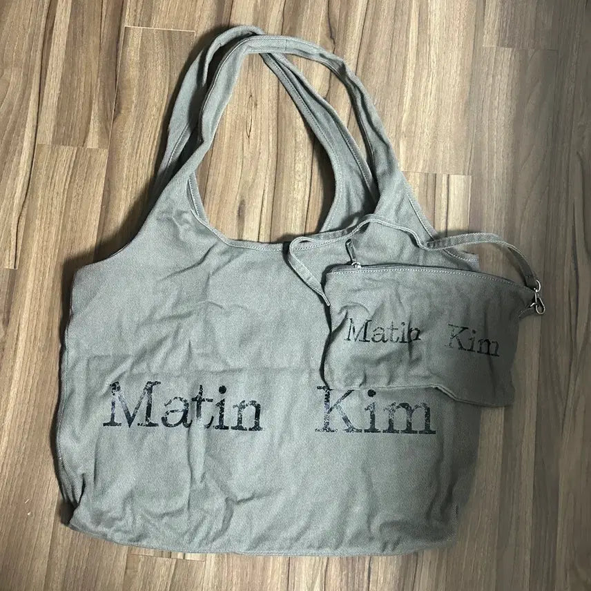 [BUNJANG] Matinkim Crack Logo Eco Bag Charcoal / 마뗑킴 크랙 로고 에코백 차콜
