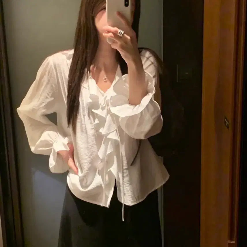 [BUNJANG] Signature Raffle Blouse Spring 2026 / 시그니처 라플 블라우스 26봄신상