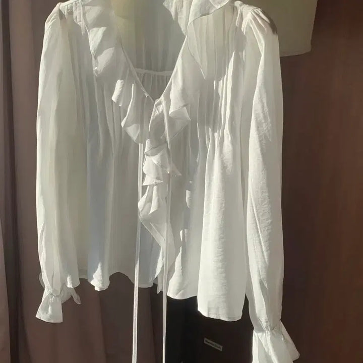[BUNJANG] Signature Raffle Blouse Spring 2026 / 시그니처 라플 블라우스 26봄신상