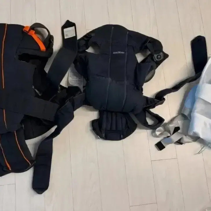[BUNJANG] BabyBjorn Baby Carrier Bundle (2 Carriers + Transparent Cover) / 베이비뵨 아기띠 2개 카시트 아기띠