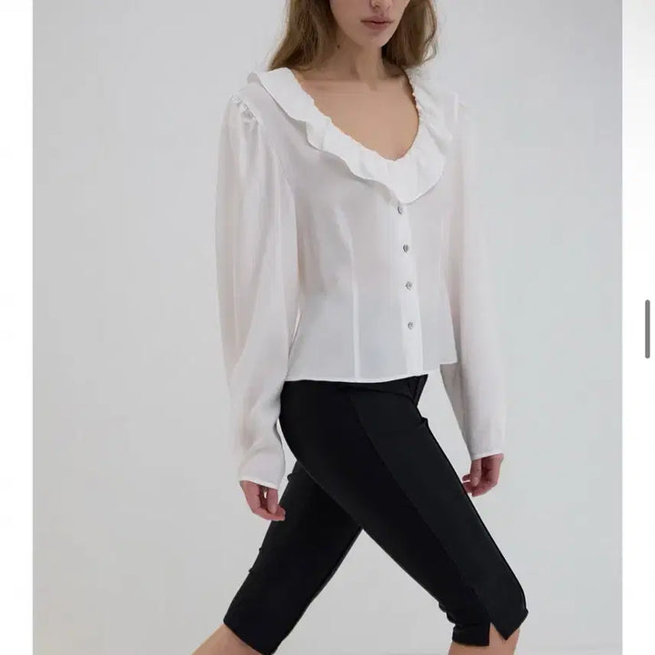 [BUNJANG] Overdue Flare Ruffle Blouse / 오버듀플레어 택달린 새상품 신상 블라우스 러플블라우스 여름블라우스 원피스
