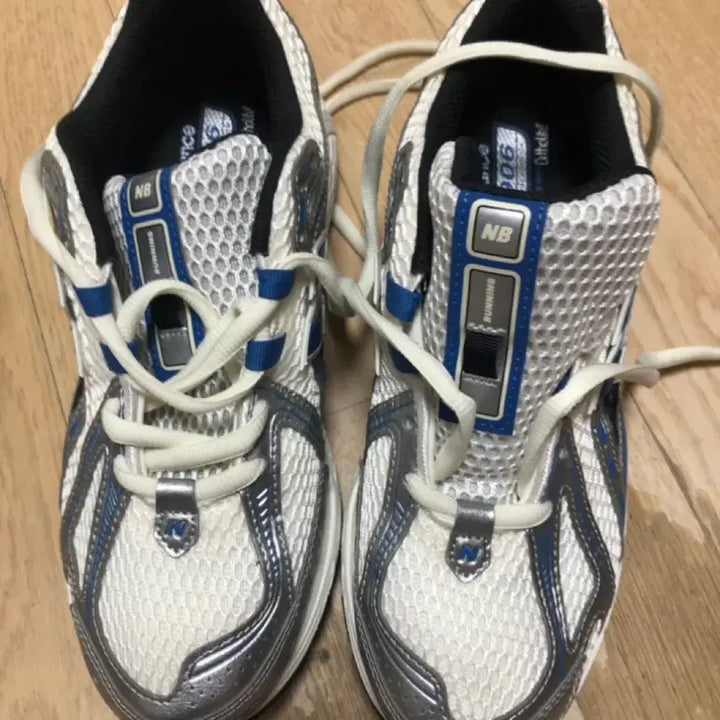 [SOLD OUT] 뉴발란스1906R 메탈릭실버블루 255사이즈 새것 팜