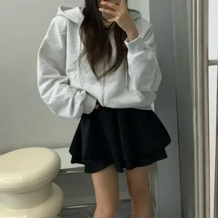 [BUNJANG] 무료배송. 새상품. 에이블리 아우룸 블랙 플레어 샤틴 러플 미니 치마바지 / 무료배송. 새상품. 에이블리 아우룸 블랙 플레어 샤틴 러플 미니 치마바지