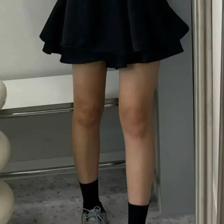 [BUNJANG] 무료배송. 새상품. 에이블리 아우룸 블랙 플레어 샤틴 러플 미니 치마바지 / 무료배송. 새상품. 에이블리 아우룸 블랙 플레어 샤틴 러플 미니 치마바지