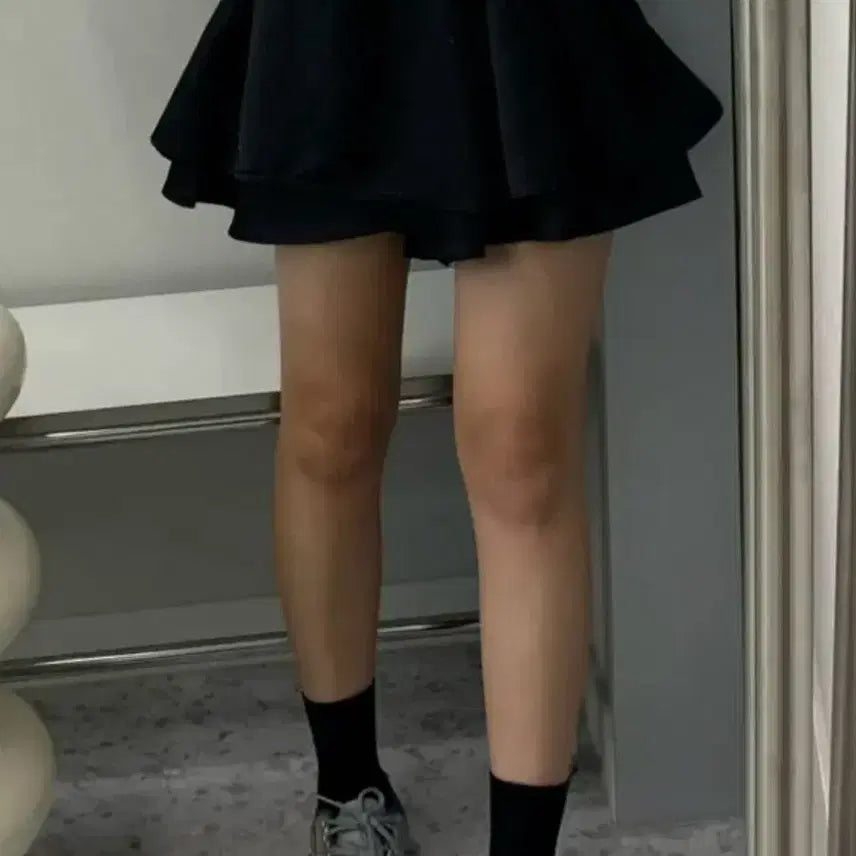 [BUNJANG] 무료배송. 새상품. 에이블리 아우룸 블랙 플레어 샤틴 러플 미니 치마바지 / 무료배송. 새상품. 에이블리 아우룸 블랙 플레어 샤틴 러플 미니 치마바지