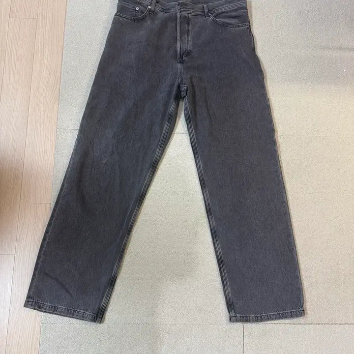 [SOLD OUT] (2회착용)COS 릴렉스핏 그레이 얇은 데님팬츠(표기34)