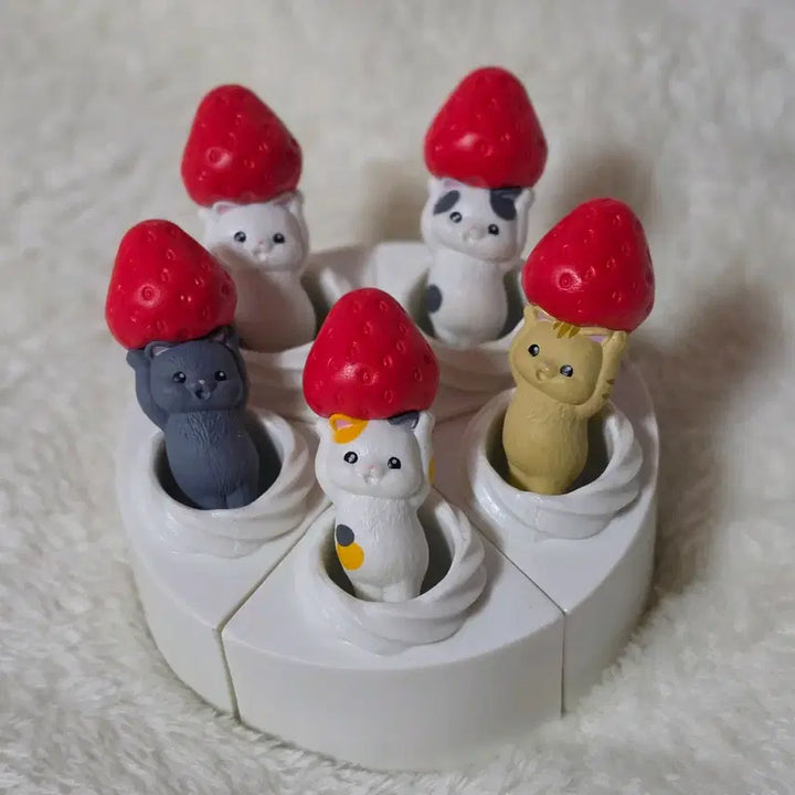 [BUNJANG] Strawberry Shortcake Hide-and-Seek Gacha 5-Piece Set / 딸기 쇼트케이크 숨바꼭질 가챠 5종 세트 (새상품)