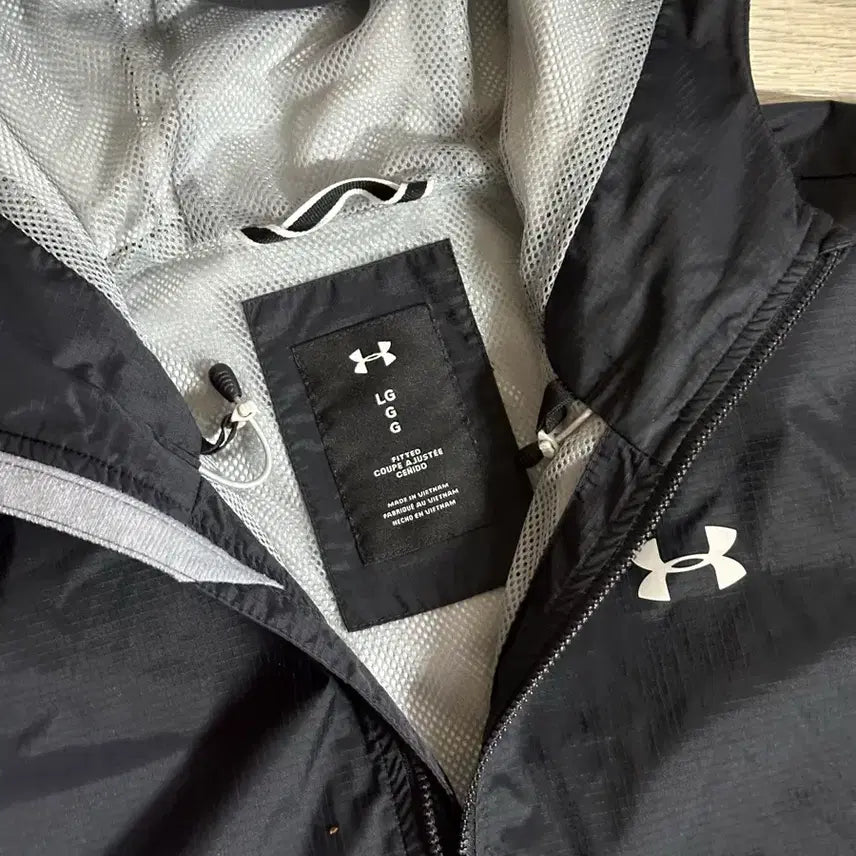 [SOLD OUT] 언더아머 블랙 바람막이