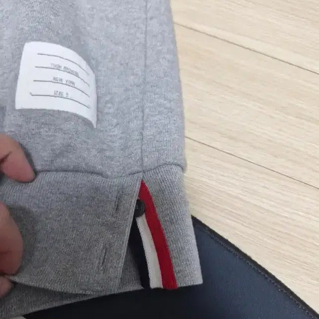 [SOLD OUT] 톰브라운 백삼선 맨투맨 그레이 5사이즈