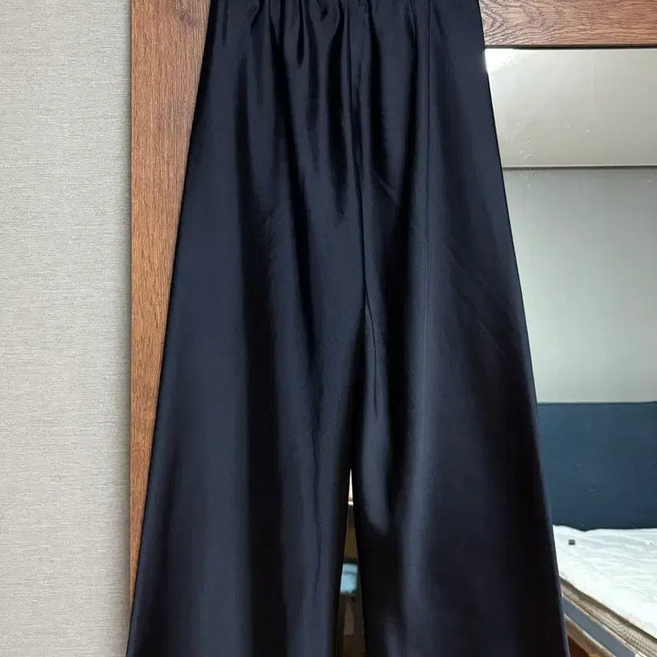 [SOLD OUT] cos 코스 새틴 와이드 레그 트라우저 (navy)