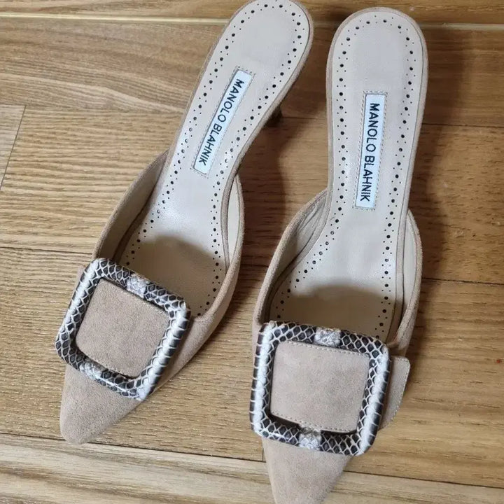[SOLD OUT] 마놀로 블라닉 스웨이드 뮬 샌들