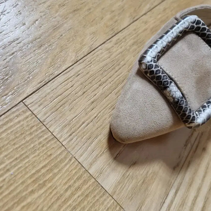 [SOLD OUT] 마놀로 블라닉 스웨이드 뮬 샌들