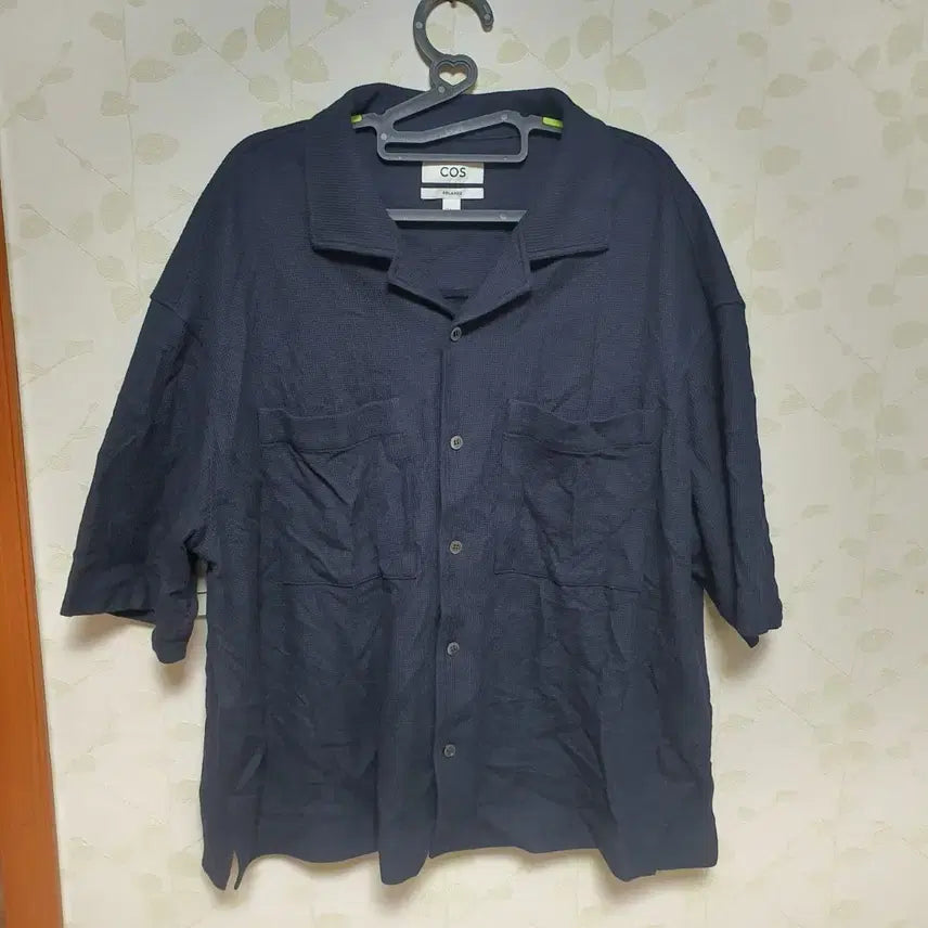 [SOLD OUT] COS 코스 반팔 캠프셔츠 네이비색 판매합니다.