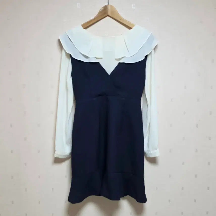 [BUNJANG] MIXXO Navy V-Neck Ruffled Dress / 미쏘 네이비 브이넥 프릴 원피스 하객룩