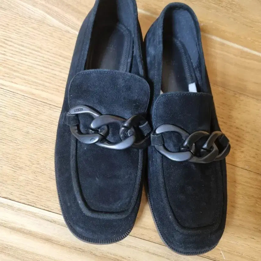 [SOLD OUT] 구호 체인 장식 스웨이드 로퍼 블랙