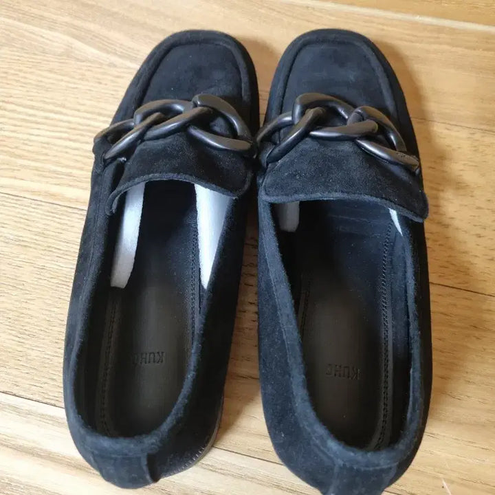 [SOLD OUT] 구호 체인 장식 스웨이드 로퍼 블랙