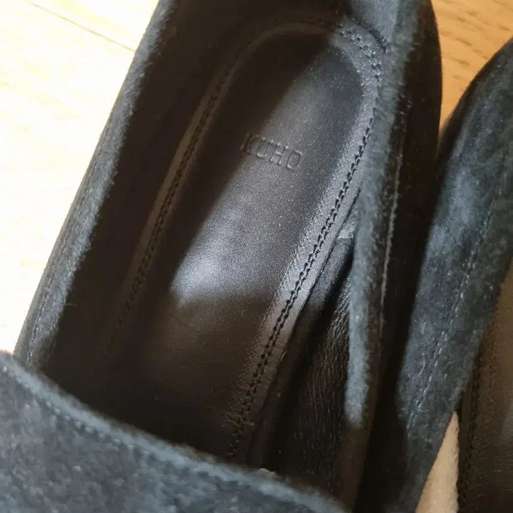 [SOLD OUT] 구호 체인 장식 스웨이드 로퍼 블랙