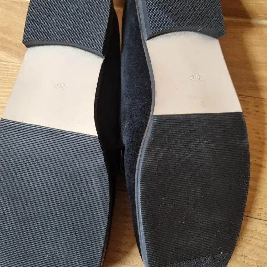 [SOLD OUT] 구호 체인 장식 스웨이드 로퍼 블랙