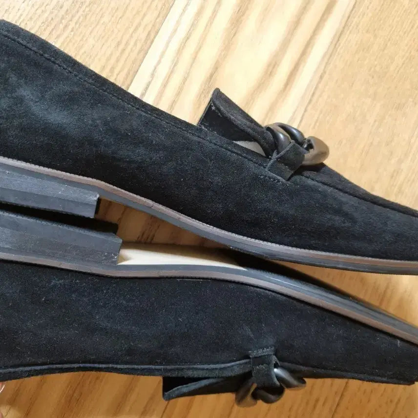 [SOLD OUT] 구호 체인 장식 스웨이드 로퍼 블랙