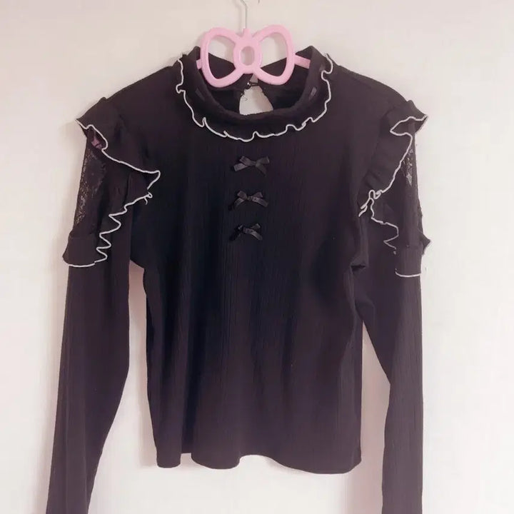 [SOLD OUT] 노에미 3연리본 오프숄더 니트