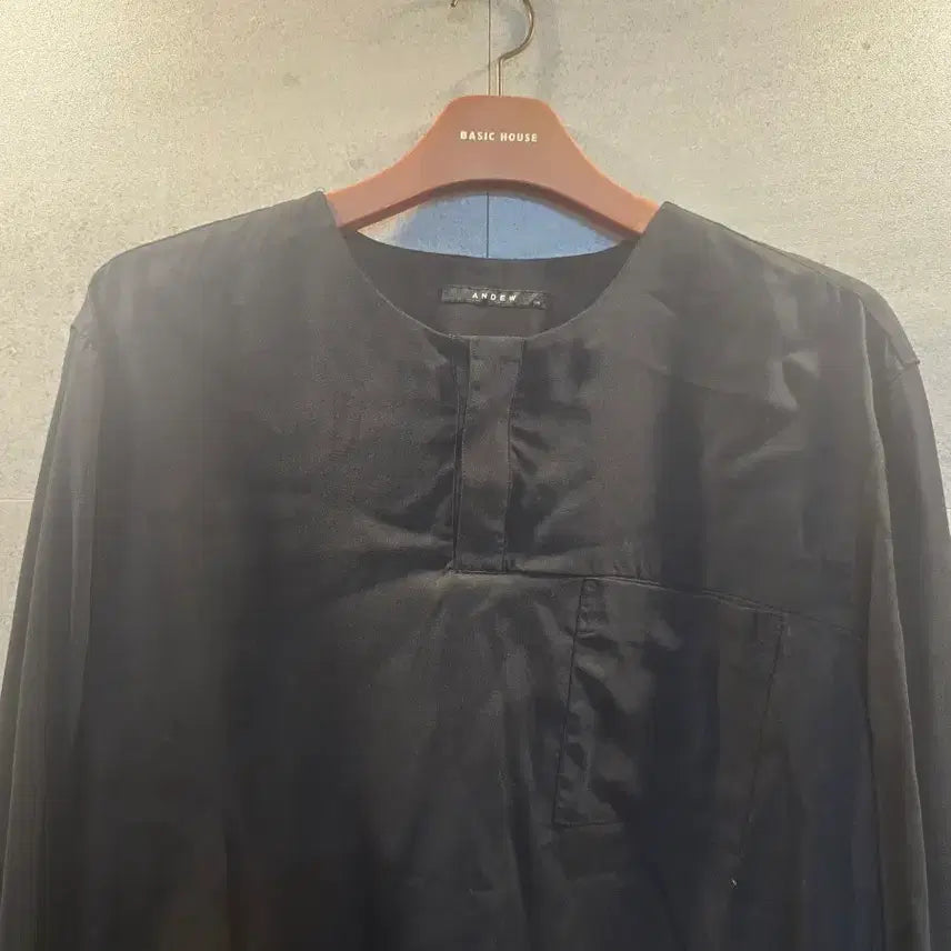 [BUNJANG] Andew Black Henley Shirt and Pants Set / 블랙 헨리넥셔츠와 팬츠.