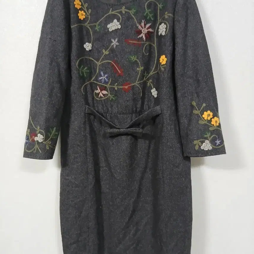 [SOLD OUT] 비꼴리끄 자수 모직원피스 77