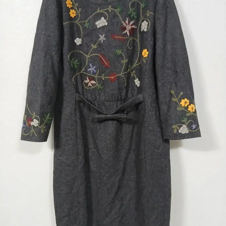 [SOLD OUT] 비꼴리끄 자수 모직원피스 77