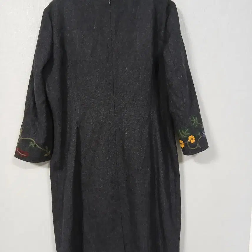 [SOLD OUT] 비꼴리끄 자수 모직원피스 77