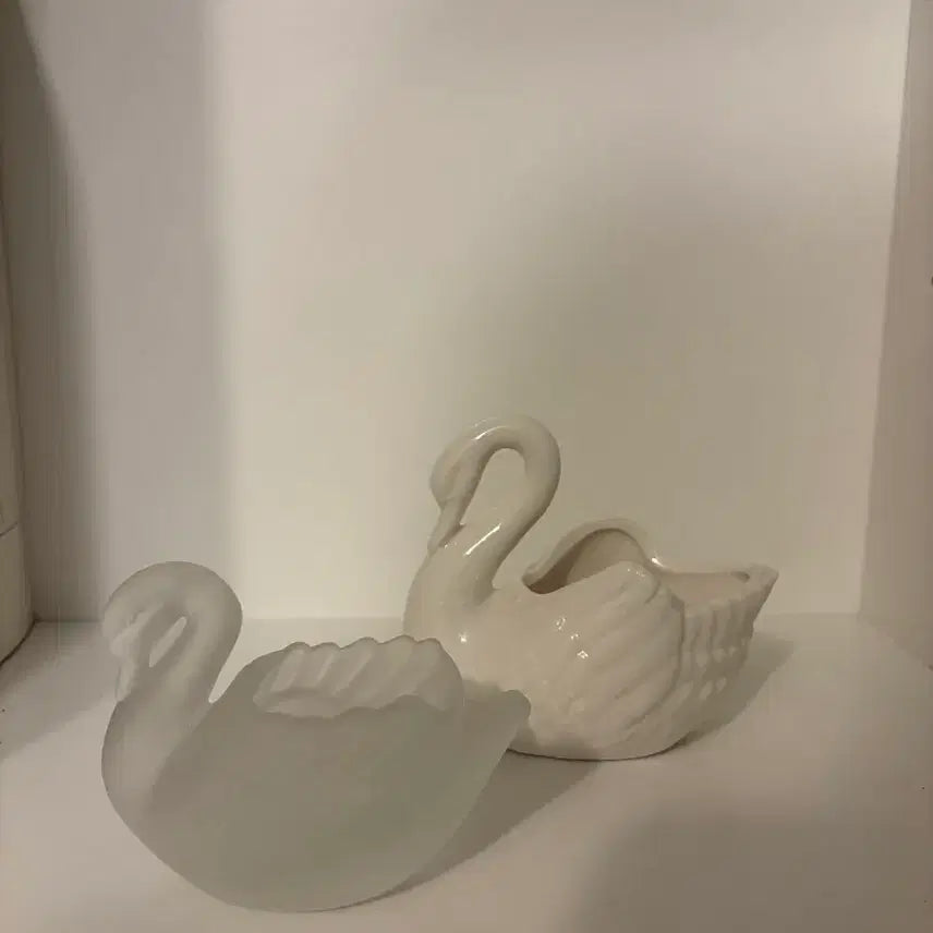 [BUNJANG] Vintage Satin Glass Swan Figurine / 빈티지 새틴 글라스 백조