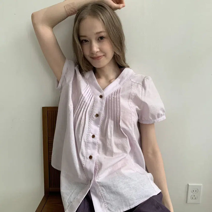 [BUNJANG] DOKNOWZERO V-Neck Pleated Embroidery Patchwork Short Sleeve Shirt / DOKNOWZERO V넥 플리츠 자수 패치워크 반팔 셔츠