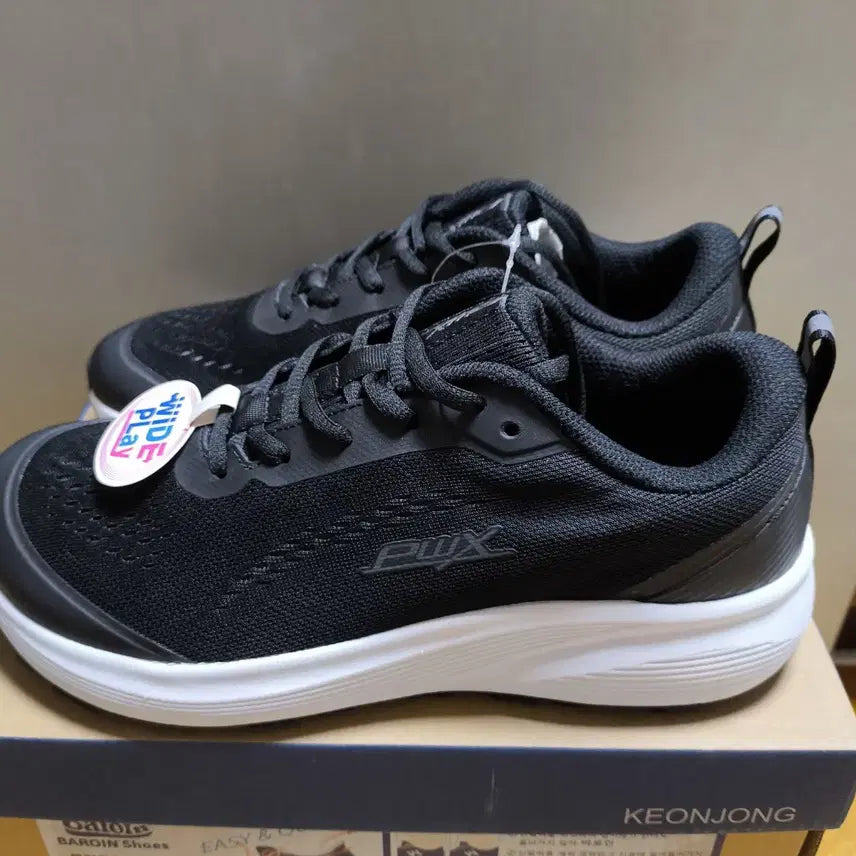 [SOLD OUT] (새상품)260 남성 발볼 넓은 특허 운동화 런닝화 프로월드컵